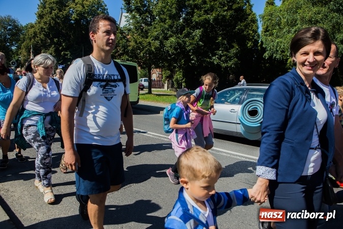 Zdjęcie w galerii na portalu naszraciborz.pl: Raciborska pielgrzymka na Jasną Górę. FOTOREPORTAŻ wiadomości z regionu