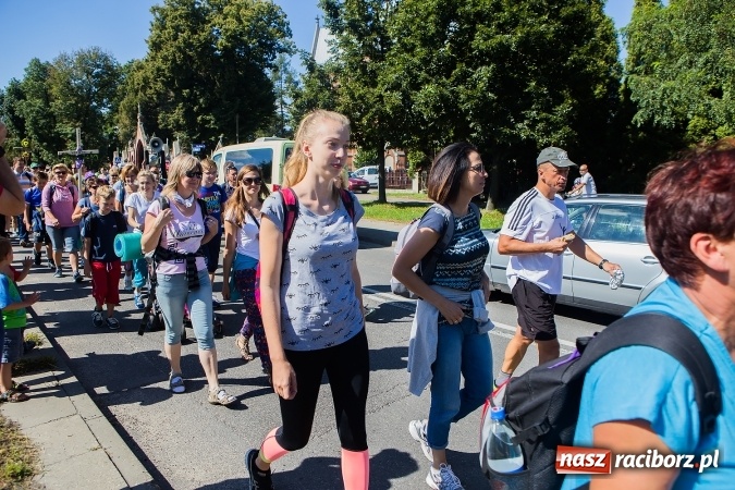 Zdjęcie w galerii na portalu naszraciborz.pl: Raciborska pielgrzymka na Jasną Górę. FOTOREPORTAŻ wiadomości z regionu