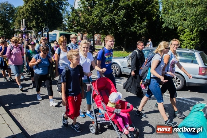 Zdjęcie w galerii na portalu naszraciborz.pl: Raciborska pielgrzymka na Jasną Górę. FOTOREPORTAŻ wiadomości z regionu