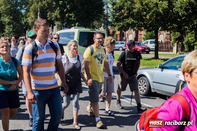 Zdjęcie w galerii na portalu naszraciborz.pl: Raciborska pielgrzymka na Jasną Górę. FOTOREPORTAŻ wiadomości z regionu
