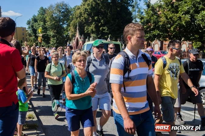 Zdjęcie w galerii na portalu naszraciborz.pl: Raciborska pielgrzymka na Jasną Górę. FOTOREPORTAŻ wiadomości z regionu