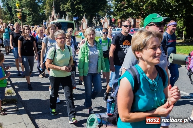 Zdjęcie w galerii na portalu naszraciborz.pl: Raciborska pielgrzymka na Jasną Górę. FOTOREPORTAŻ wiadomości z regionu