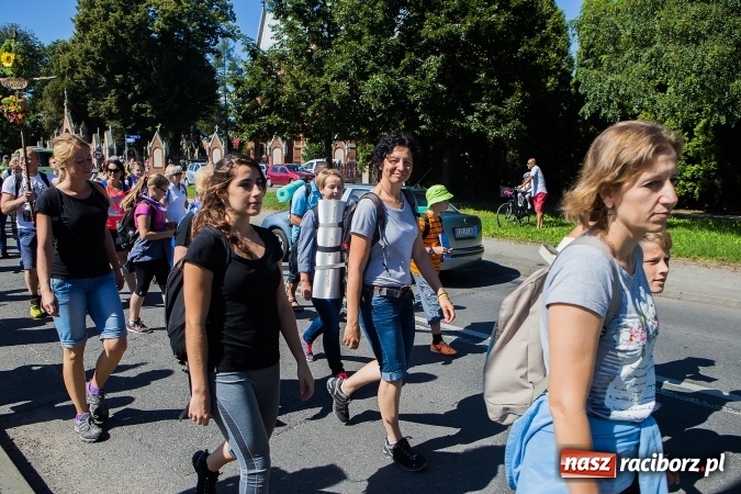 Zdjęcie w galerii na portalu naszraciborz.pl: Raciborska pielgrzymka na Jasną Górę. FOTOREPORTAŻ wiadomości z regionu