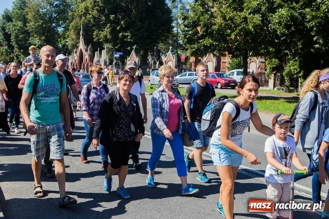 Zdjęcie w galerii na portalu naszraciborz.pl: Raciborska pielgrzymka na Jasną Górę. FOTOREPORTAŻ wiadomości z regionu