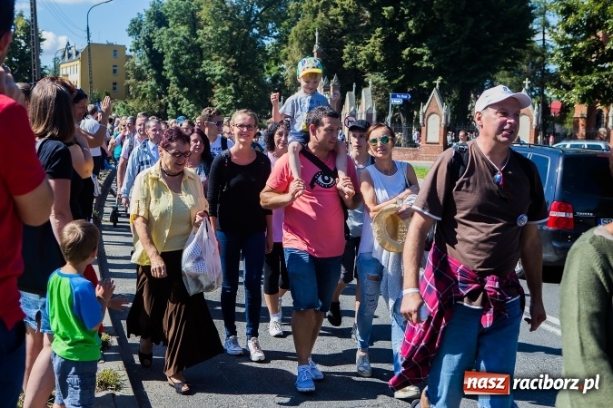 Zdjęcie w galerii na portalu naszraciborz.pl: Raciborska pielgrzymka na Jasną Górę. FOTOREPORTAŻ wiadomości z regionu