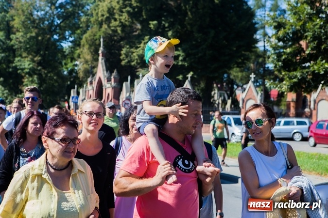 Zdjęcie w galerii na portalu naszraciborz.pl: Raciborska pielgrzymka na Jasną Górę. FOTOREPORTAŻ wiadomości z regionu