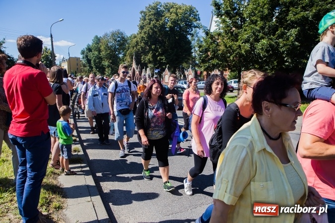 Zdjęcie w galerii na portalu naszraciborz.pl: Raciborska pielgrzymka na Jasną Górę. FOTOREPORTAŻ wiadomości z regionu