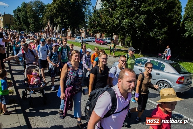 Zdjęcie w galerii na portalu naszraciborz.pl: Raciborska pielgrzymka na Jasną Górę. FOTOREPORTAŻ wiadomości z regionu
