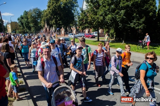 Zdjęcie w galerii na portalu naszraciborz.pl: Raciborska pielgrzymka na Jasną Górę. FOTOREPORTAŻ wiadomości z regionu