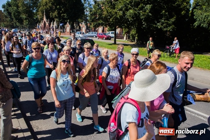 Zdjęcie w galerii na portalu naszraciborz.pl: Raciborska pielgrzymka na Jasną Górę. FOTOREPORTAŻ wiadomości z regionu