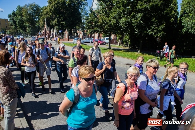 Zdjęcie w galerii na portalu naszraciborz.pl: Raciborska pielgrzymka na Jasną Górę. FOTOREPORTAŻ wiadomości z regionu
