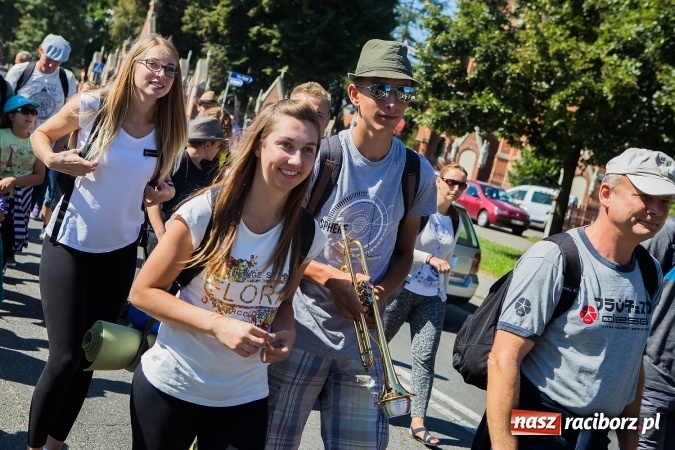 Zdjęcie w galerii na portalu naszraciborz.pl: Raciborska pielgrzymka na Jasną Górę. FOTOREPORTAŻ wiadomości z regionu