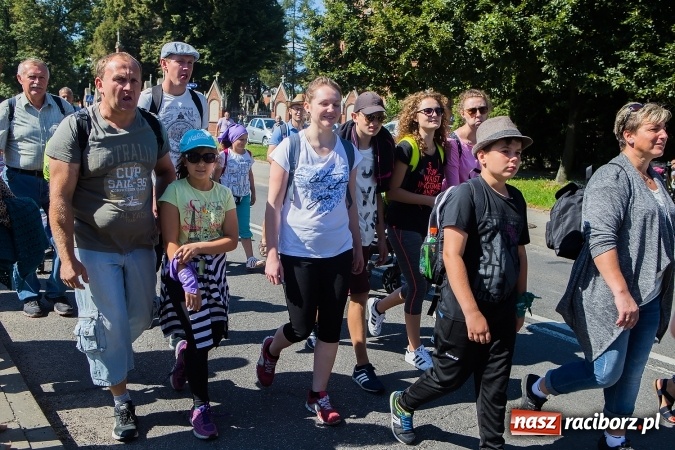 Zdjęcie w galerii na portalu naszraciborz.pl: Raciborska pielgrzymka na Jasną Górę. FOTOREPORTAŻ wiadomości z regionu