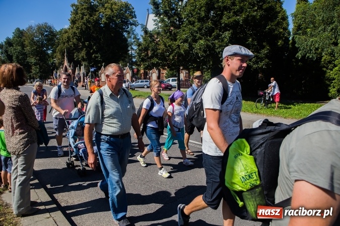 Zdjęcie w galerii na portalu naszraciborz.pl: Raciborska pielgrzymka na Jasną Górę. FOTOREPORTAŻ wiadomości z regionu