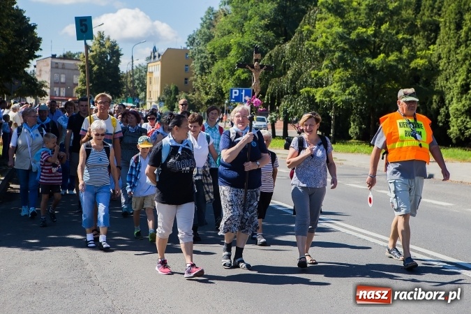 Zdjęcie w galerii na portalu naszraciborz.pl: Raciborska pielgrzymka na Jasną Górę. FOTOREPORTAŻ wiadomości z regionu