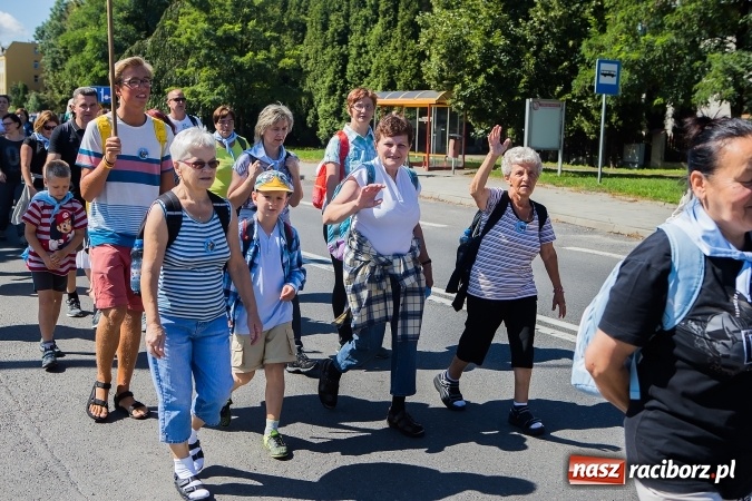 Zdjęcie w galerii na portalu naszraciborz.pl: Raciborska pielgrzymka na Jasną Górę. FOTOREPORTAŻ wiadomości z regionu