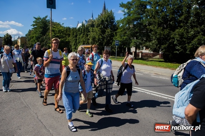 Zdjęcie w galerii na portalu naszraciborz.pl: Raciborska pielgrzymka na Jasną Górę. FOTOREPORTAŻ wiadomości z regionu