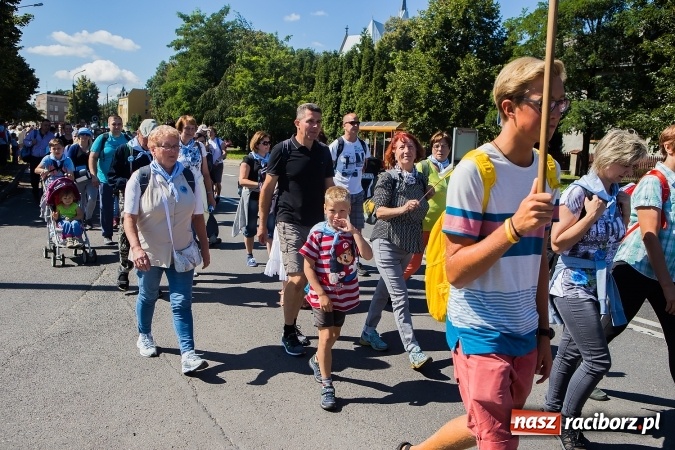 Zdjęcie w galerii na portalu naszraciborz.pl: Raciborska pielgrzymka na Jasną Górę. FOTOREPORTAŻ wiadomości z regionu