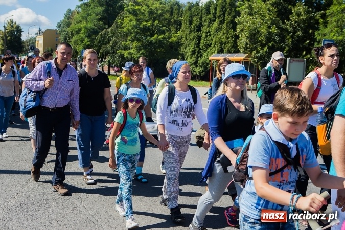 Zdjęcie w galerii na portalu naszraciborz.pl: Raciborska pielgrzymka na Jasną Górę. FOTOREPORTAŻ wiadomości z regionu