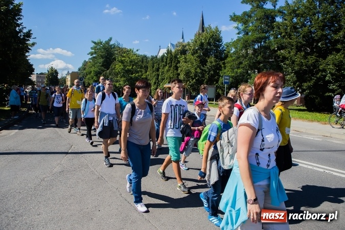 Zdjęcie w galerii na portalu naszraciborz.pl: Raciborska pielgrzymka na Jasną Górę. FOTOREPORTAŻ wiadomości z regionu