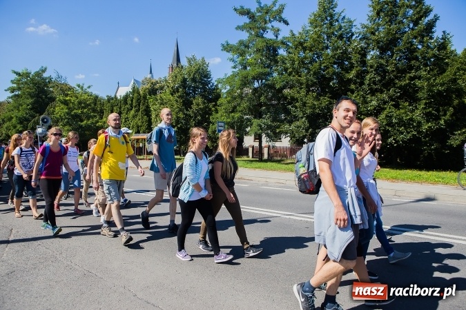 Zdjęcie w galerii na portalu naszraciborz.pl: Raciborska pielgrzymka na Jasną Górę. FOTOREPORTAŻ wiadomości z regionu