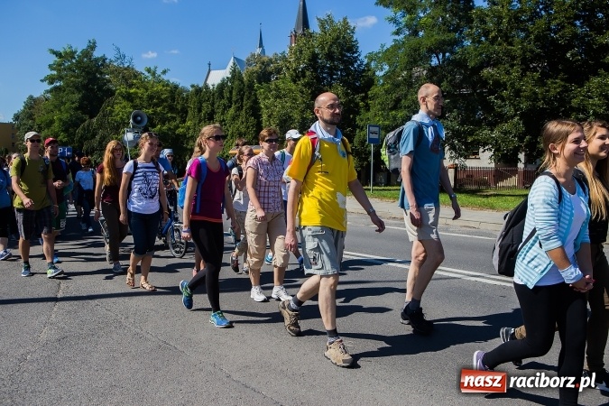 Zdjęcie w galerii na portalu naszraciborz.pl: Raciborska pielgrzymka na Jasną Górę. FOTOREPORTAŻ wiadomości z regionu
