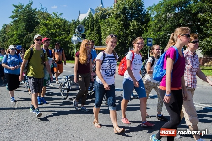 Zdjęcie w galerii na portalu naszraciborz.pl: Raciborska pielgrzymka na Jasną Górę. FOTOREPORTAŻ wiadomości z regionu