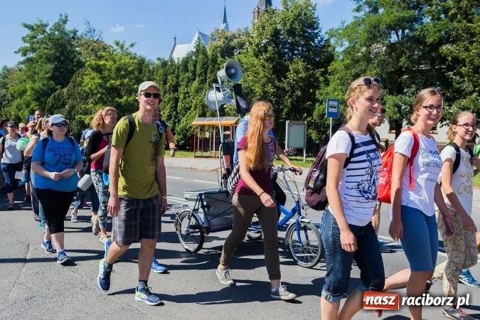 Zdjęcie w galerii na portalu naszraciborz.pl: Raciborska pielgrzymka na Jasną Górę. FOTOREPORTAŻ wiadomości z regionu