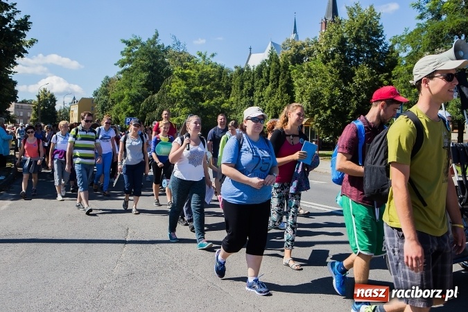 Zdjęcie w galerii na portalu naszraciborz.pl: Raciborska pielgrzymka na Jasną Górę. FOTOREPORTAŻ wiadomości z regionu