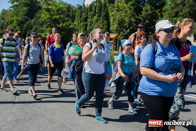 Zdjęcie w galerii na portalu naszraciborz.pl: Raciborska pielgrzymka na Jasną Górę. FOTOREPORTAŻ wiadomości z regionu