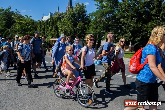Zdjęcie w galerii na portalu naszraciborz.pl: Raciborska pielgrzymka na Jasną Górę. FOTOREPORTAŻ wiadomości z regionu