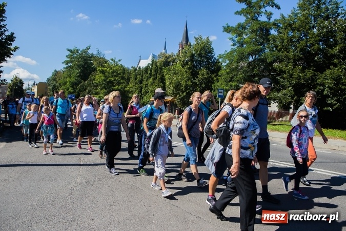 Zdjęcie w galerii na portalu naszraciborz.pl: Raciborska pielgrzymka na Jasną Górę. FOTOREPORTAŻ wiadomości z regionu