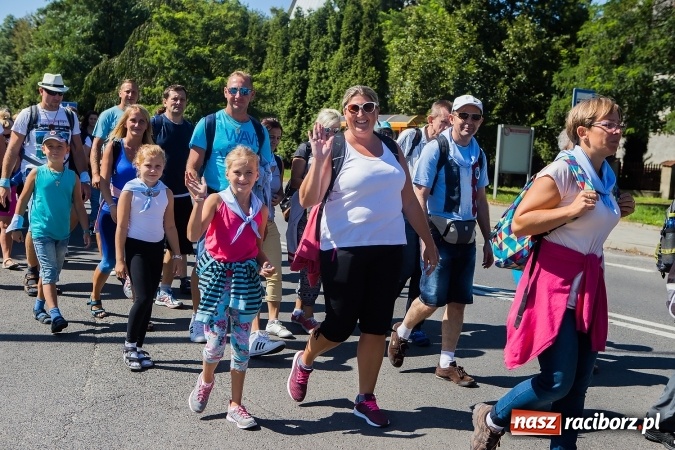Zdjęcie w galerii na portalu naszraciborz.pl: Raciborska pielgrzymka na Jasną Górę. FOTOREPORTAŻ wiadomości z regionu