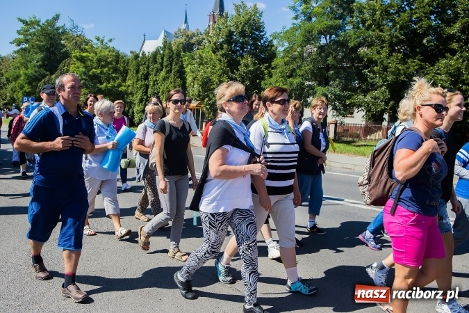 Zdjęcie w galerii na portalu naszraciborz.pl: Raciborska pielgrzymka na Jasną Górę. FOTOREPORTAŻ wiadomości z regionu