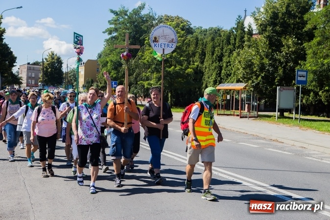 Zdjęcie w galerii na portalu naszraciborz.pl: Raciborska pielgrzymka na Jasną Górę. FOTOREPORTAŻ wiadomości z regionu