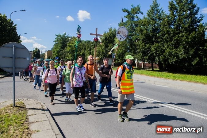 Zdjęcie w galerii na portalu naszraciborz.pl: Raciborska pielgrzymka na Jasną Górę. FOTOREPORTAŻ wiadomości z regionu