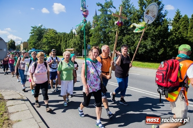 Zdjęcie w galerii na portalu naszraciborz.pl: Raciborska pielgrzymka na Jasną Górę. FOTOREPORTAŻ wiadomości z regionu