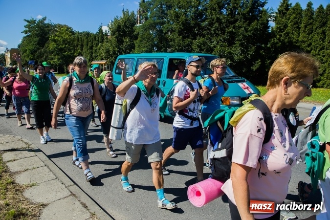 Zdjęcie w galerii na portalu naszraciborz.pl: Raciborska pielgrzymka na Jasną Górę. FOTOREPORTAŻ wiadomości z regionu