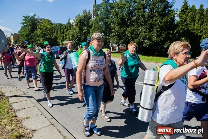 Zdjęcie w galerii na portalu naszraciborz.pl: Raciborska pielgrzymka na Jasną Górę. FOTOREPORTAŻ wiadomości z regionu