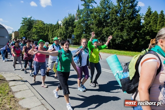 Zdjęcie w galerii na portalu naszraciborz.pl: Raciborska pielgrzymka na Jasną Górę. FOTOREPORTAŻ wiadomości z regionu