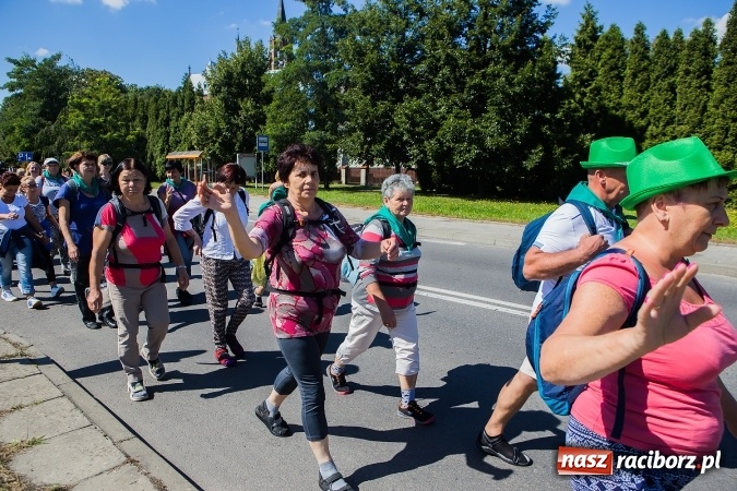 Zdjęcie w galerii na portalu naszraciborz.pl: Raciborska pielgrzymka na Jasną Górę. FOTOREPORTAŻ wiadomości z regionu