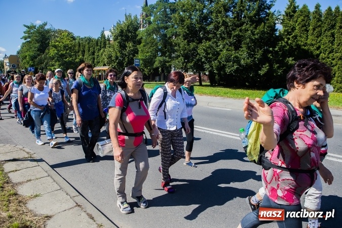 Zdjęcie w galerii na portalu naszraciborz.pl: Raciborska pielgrzymka na Jasną Górę. FOTOREPORTAŻ wiadomości z regionu