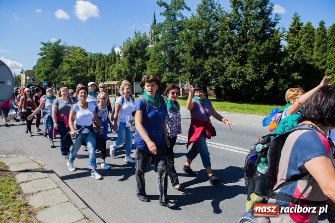 Zdjęcie w galerii na portalu naszraciborz.pl: Raciborska pielgrzymka na Jasną Górę. FOTOREPORTAŻ wiadomości z regionu
