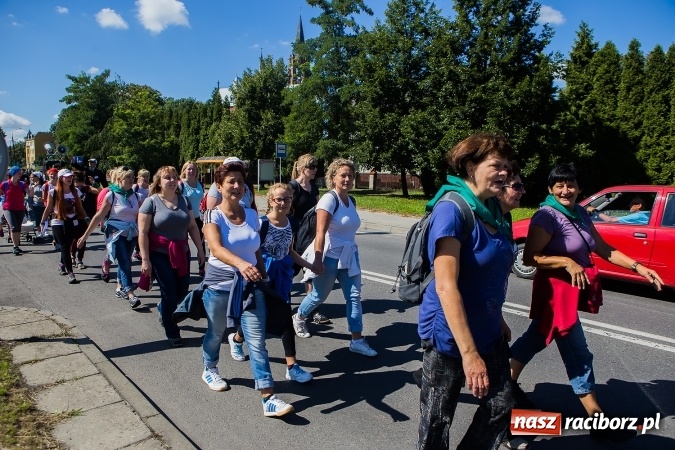 Zdjęcie w galerii na portalu naszraciborz.pl: Raciborska pielgrzymka na Jasną Górę. FOTOREPORTAŻ wiadomości z regionu