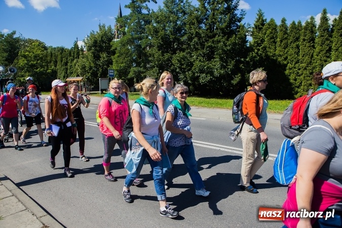 Zdjęcie w galerii na portalu naszraciborz.pl: Raciborska pielgrzymka na Jasną Górę. FOTOREPORTAŻ wiadomości z regionu