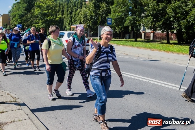 Zdjęcie w galerii na portalu naszraciborz.pl: Raciborska pielgrzymka na Jasną Górę. FOTOREPORTAŻ wiadomości z regionu
