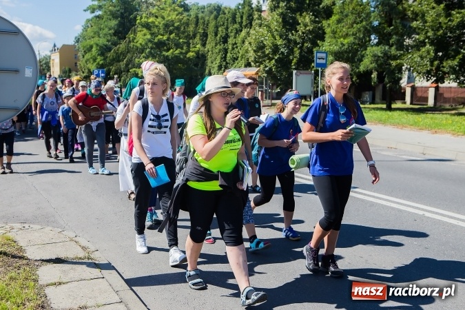 Zdjęcie w galerii na portalu naszraciborz.pl: Raciborska pielgrzymka na Jasną Górę. FOTOREPORTAŻ wiadomości z regionu