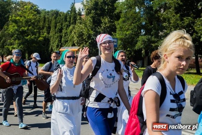 Zdjęcie w galerii na portalu naszraciborz.pl: Raciborska pielgrzymka na Jasną Górę. FOTOREPORTAŻ wiadomości z regionu