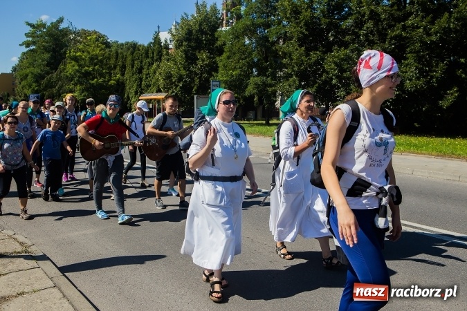 Zdjęcie w galerii na portalu naszraciborz.pl: Raciborska pielgrzymka na Jasną Górę. FOTOREPORTAŻ wiadomości z regionu