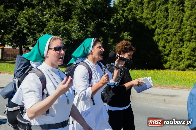Zdjęcie w galerii na portalu naszraciborz.pl: Raciborska pielgrzymka na Jasną Górę. FOTOREPORTAŻ wiadomości z regionu